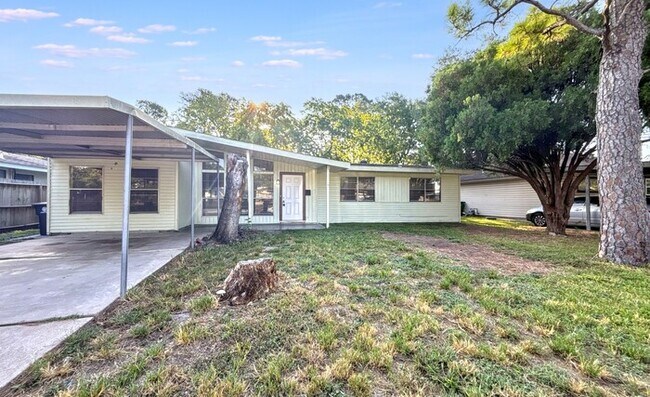 Building Photo - 3-Bedroom Home with Garage and Laundry Hoo...