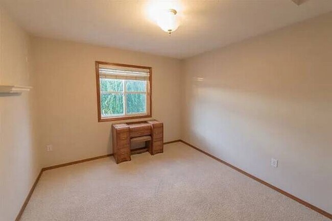 Building Photo - Beautiful Tri-Level Living on 5 Acres!