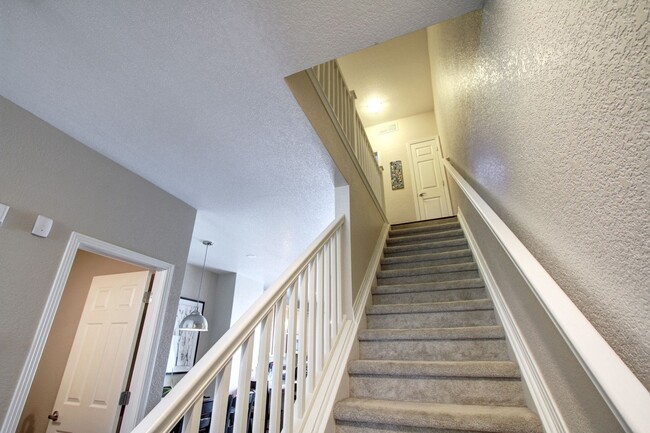 Building Photo - Parker Stonegate townhome style condo, Des...