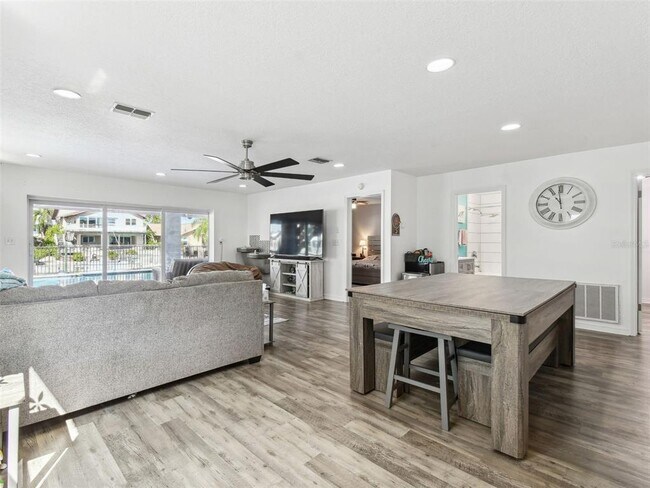 Building Photo - 6241 Bayside Dr