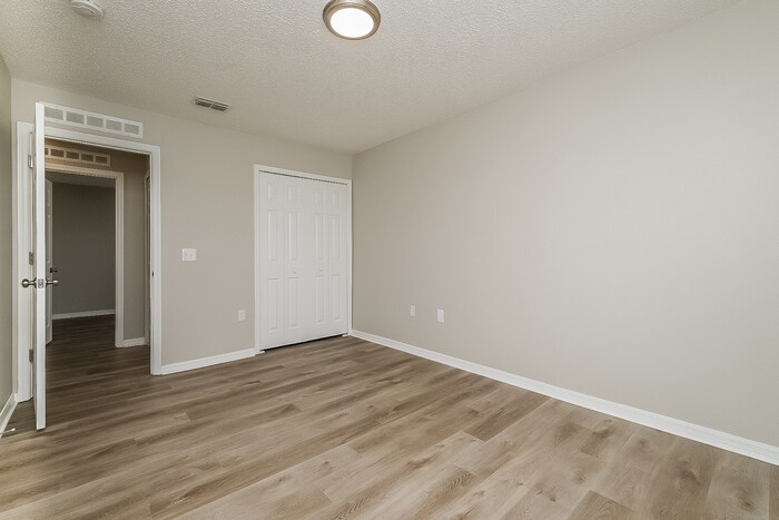 Building Photo - 12627 Lake Vista Dr