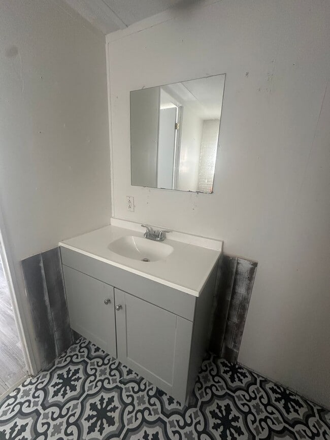 Building Photo - 2 bed, 1 bath Mobile Home - Available Now ...