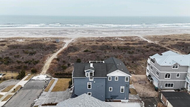 Building Photo - 404 21st St S