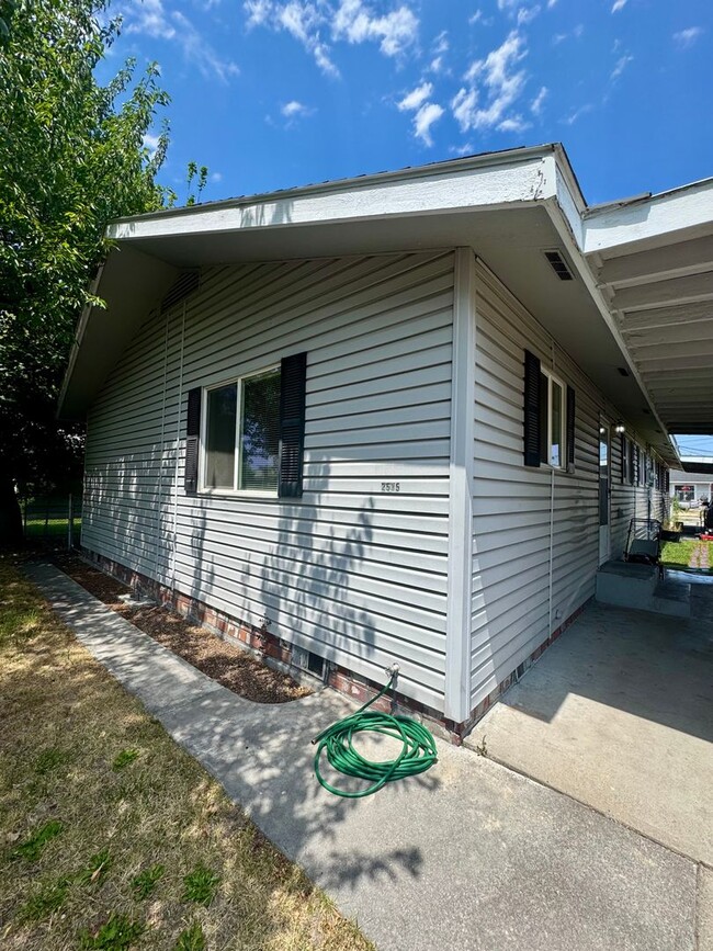 Building Photo - Renovated 2 bed 1 bath duplex near town ce...