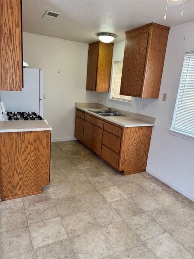 Building Photo - Anderson 3Bed Duplex- Garbage & Water Included!