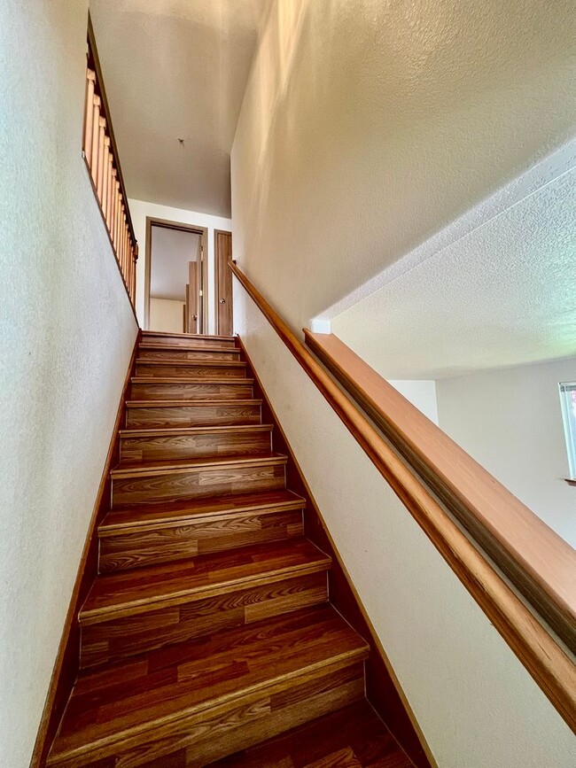 Building Photo - Spacious 4 BD + Den