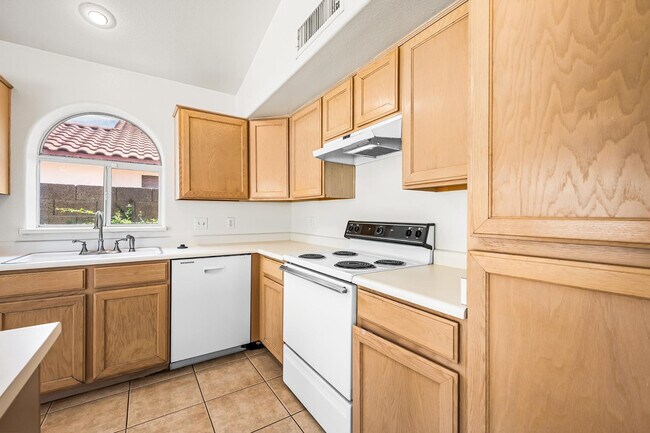 Building Photo - 5240 W Tonto Rd