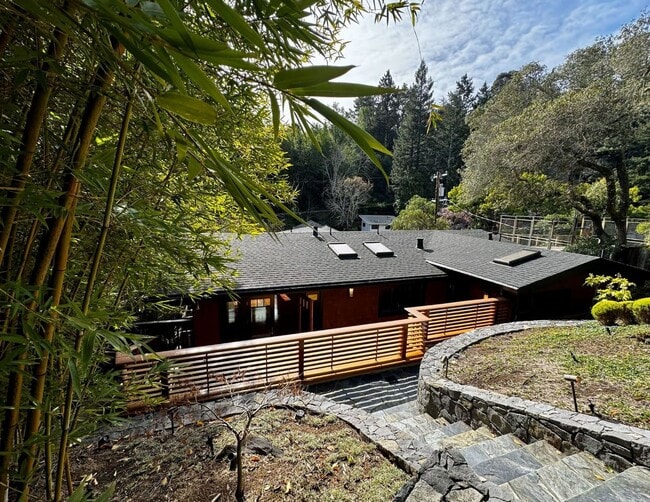 Building Photo - Private. Polished. Perfectly Larkspur.