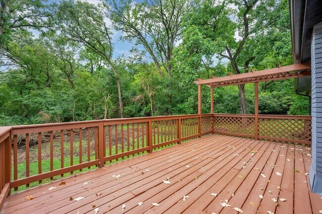 Building Photo - 1001 Oak Ln