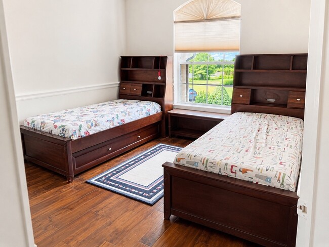 Building Photo - 822 Floriencia St