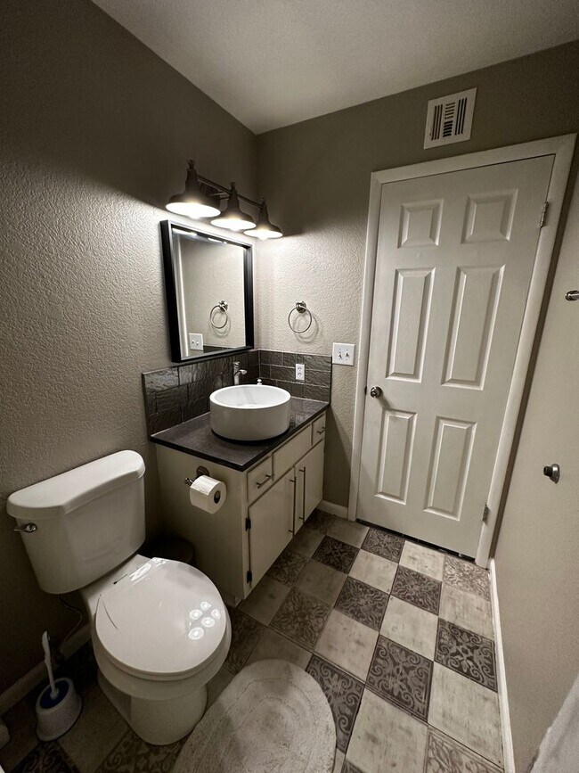 Building Photo - Furnished 3 Bedroom Condo across from Golf...