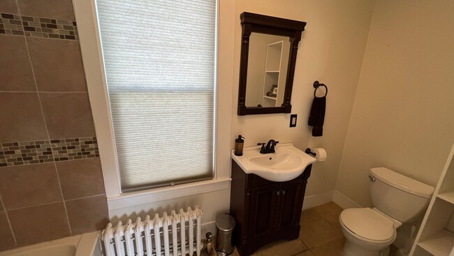 Building Photo - Lovely 3 Bedroom New Englander in Wonderfu...
