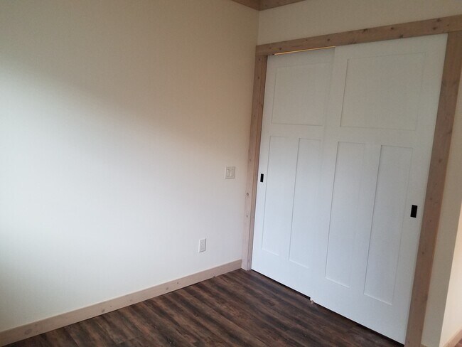 Building Photo - Studio Apartment in Poulsbo - All Utilitie...