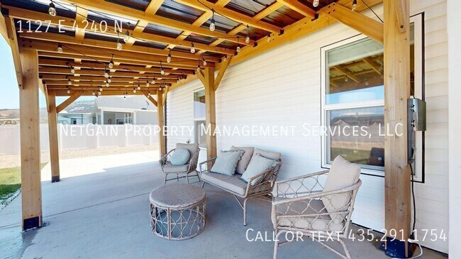 Building Photo - 1127 4240 N