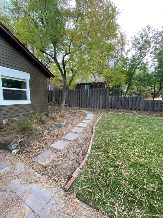 Building Photo - 716 NE Quimby Ave