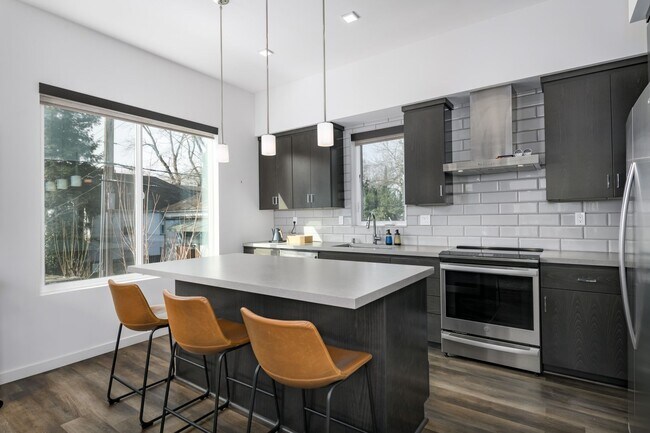 Building Photo - Fully Furnished & Move-In Ready in Midtown | Stylish & Modern Home for Rent