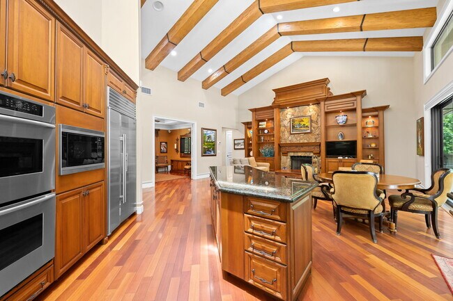 Building Photo - 18540 Long Lake Dr