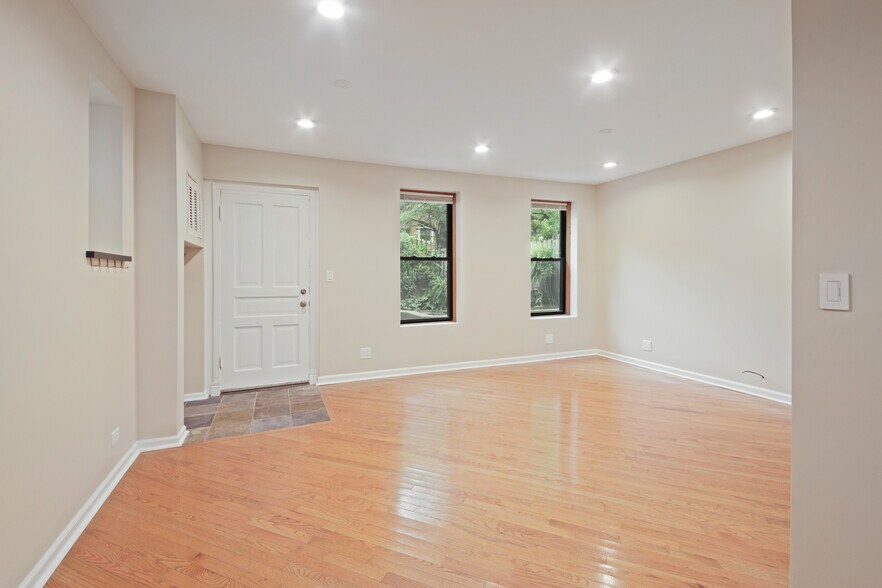 Building Photo - 1620 N Claremont Ave