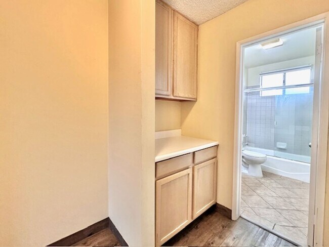 Building Photo - Downstairs, One Bedroom Apartment located ...