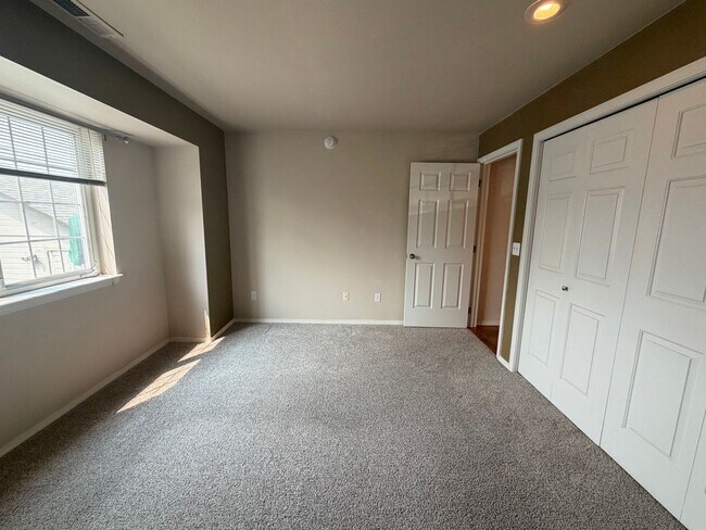 Building Photo - Now renting 2 bedroom 2 bathroom Condo