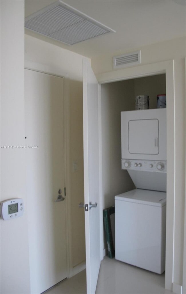 Building Photo - 1060 Brickell Ave