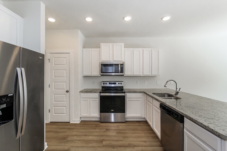 Building Photo - 12 Deer Creek Dr