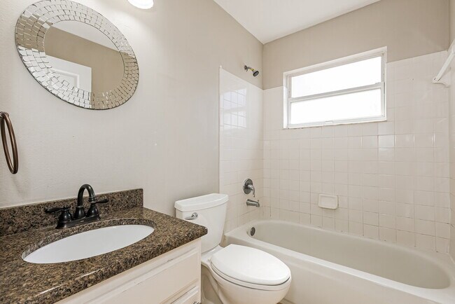 Building Photo - 535 Royal Ridge St