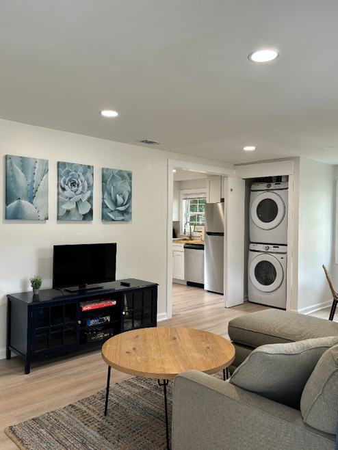 Building Photo - 637 E 35th St