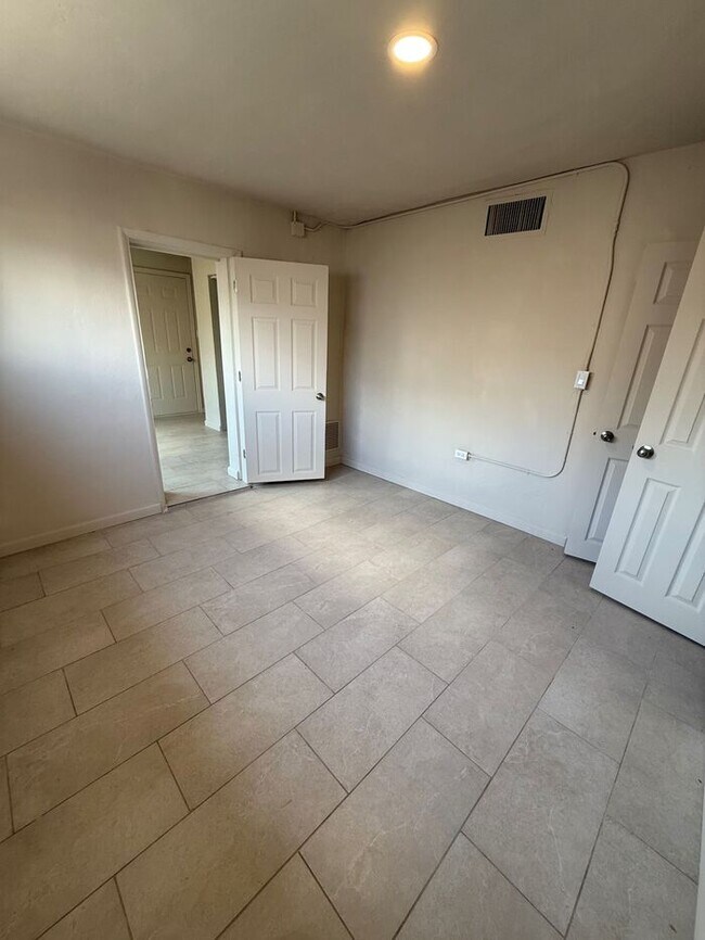 Building Photo - HOUSE FOR RENT