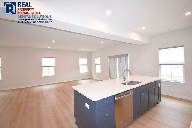 Building Photo - Luxury 4 bd 3.5 bath with office, bonus ro...