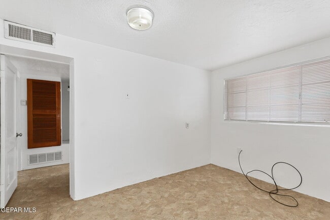 Building Photo - 325 Vista Hill Dr