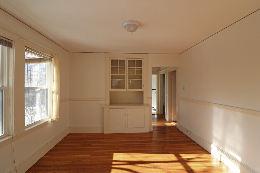 Building Photo - 54 Maplewood St