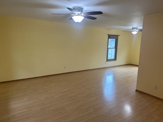 Building Photo - For Rent: Spacious 3 Bedroom, 2.5 Bath Single-Family Home in Franklin, WI