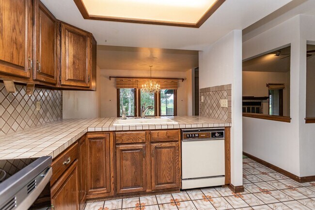 Building Photo - Charming home with Golf Course Views!!!