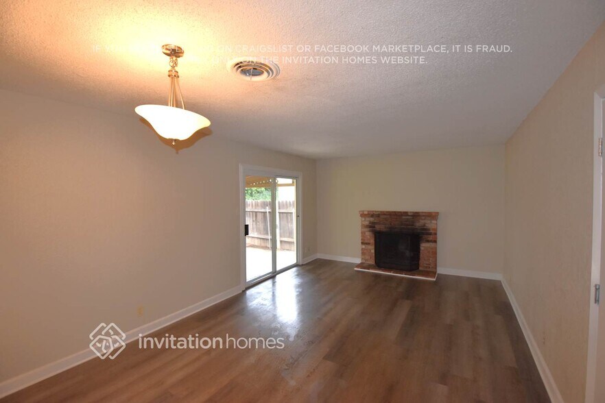 Building Photo - 2365 La Loma Dr