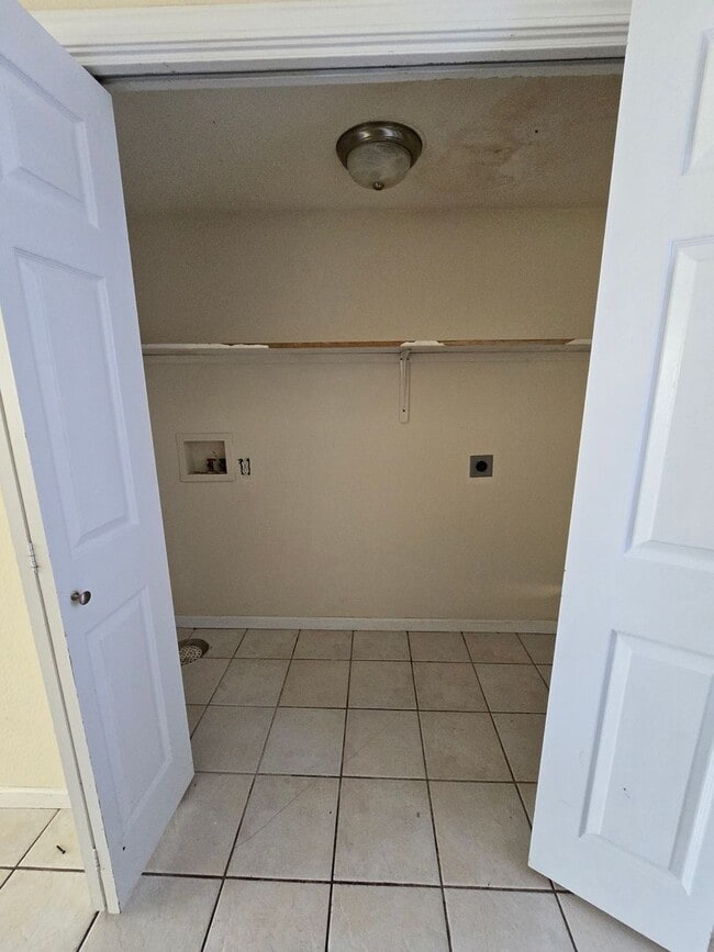 Building Photo - 5505-5507 Volunteer Dr.