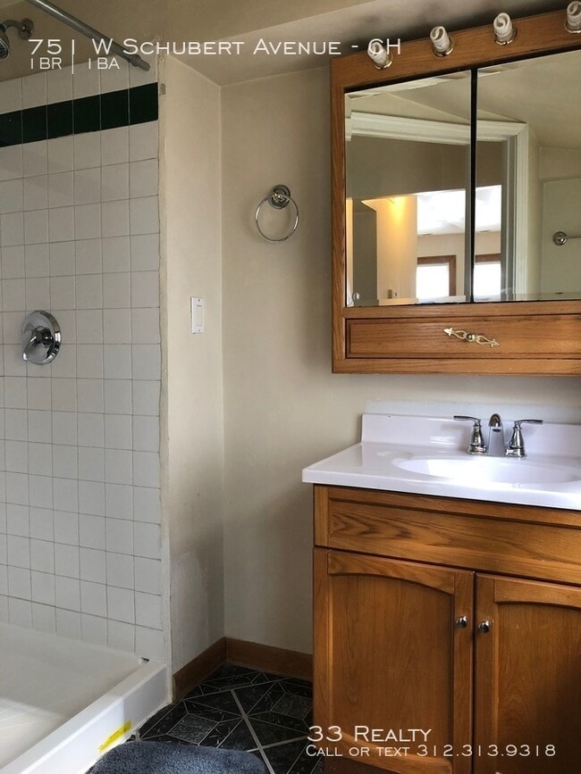 Building Photo - Great 1 Bed Coach House in Heart of LP!