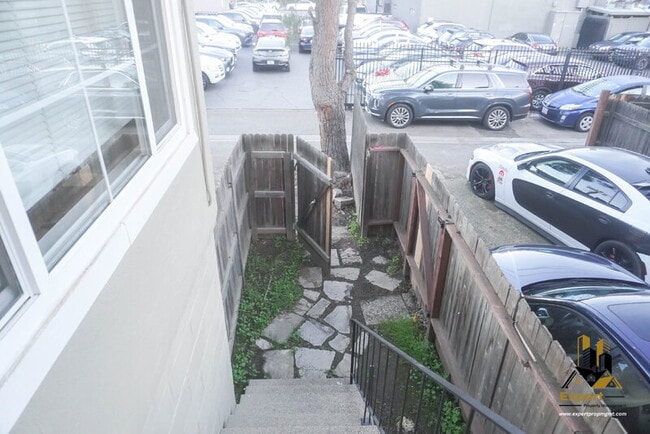 Building Photo - 125 B St