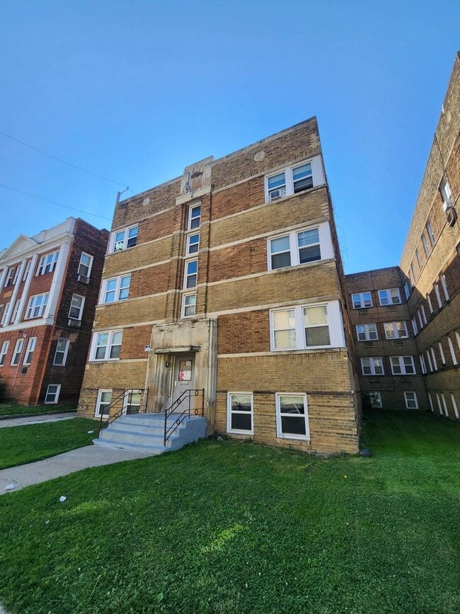 Building Photo - 2826 E 130th St