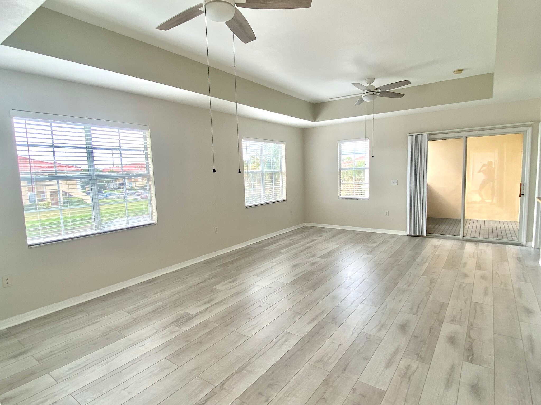 Immaculate open concept lakefront 2/2+ bonus office room - 1025 Villagio Cir