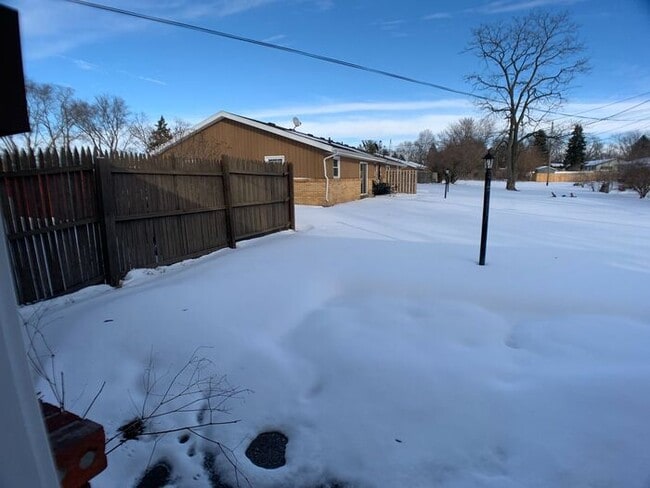 Building Photo - 2 Bed Duplex in Bridgman with attached garage!