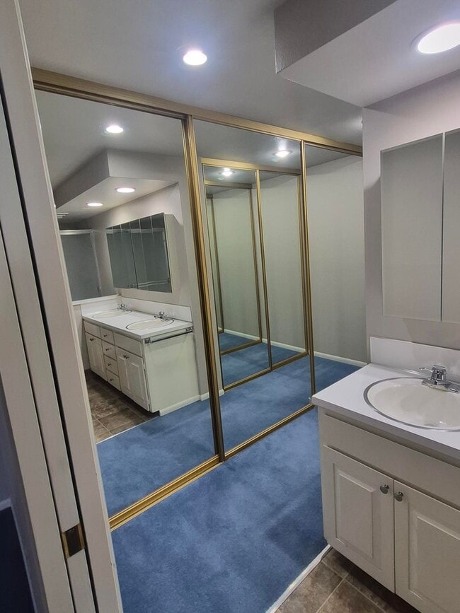 Building Photo - Spacious 2 Bedroom Condo for Rent in the Fairhaven Neighborhood