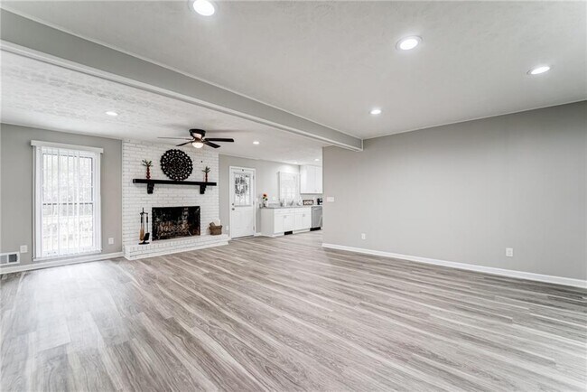 Building Photo - 770 Pine Lake Dr NW