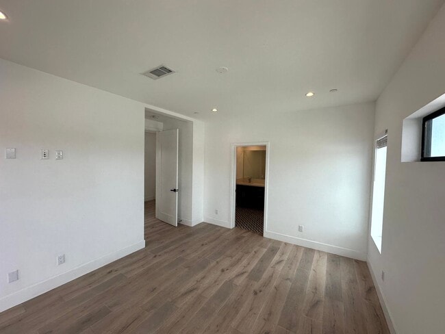 Building Photo - Beautiful Modern Luxury 4 Story Townhome -...