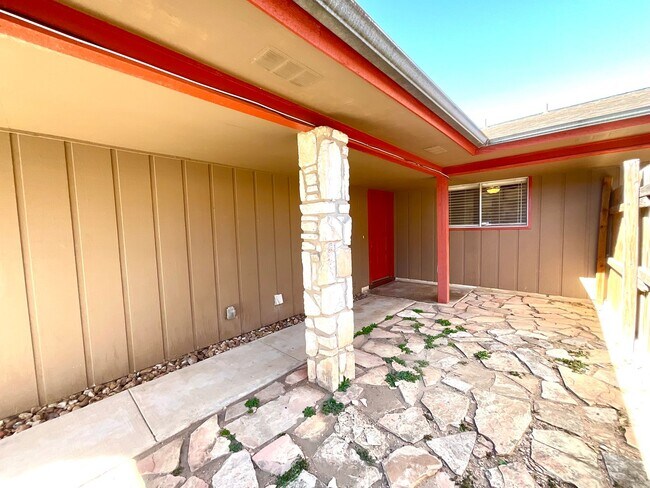 Building Photo - MUST SEE! 2 Bedroom / 1.5 Bath Duplex w/ Garage!