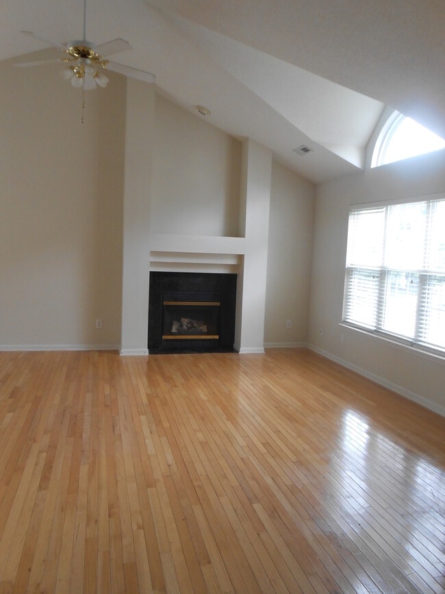 Building Photo - Fantastic 3 BR House w/ Inviting Floor Plan in Kernodle/NW School District