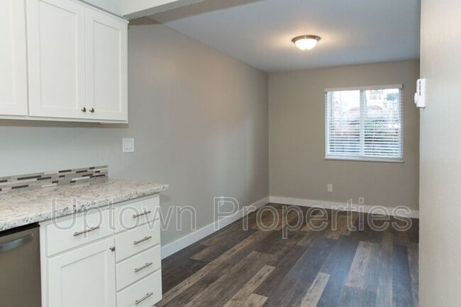 Building Photo - 2602 NE Lombard St