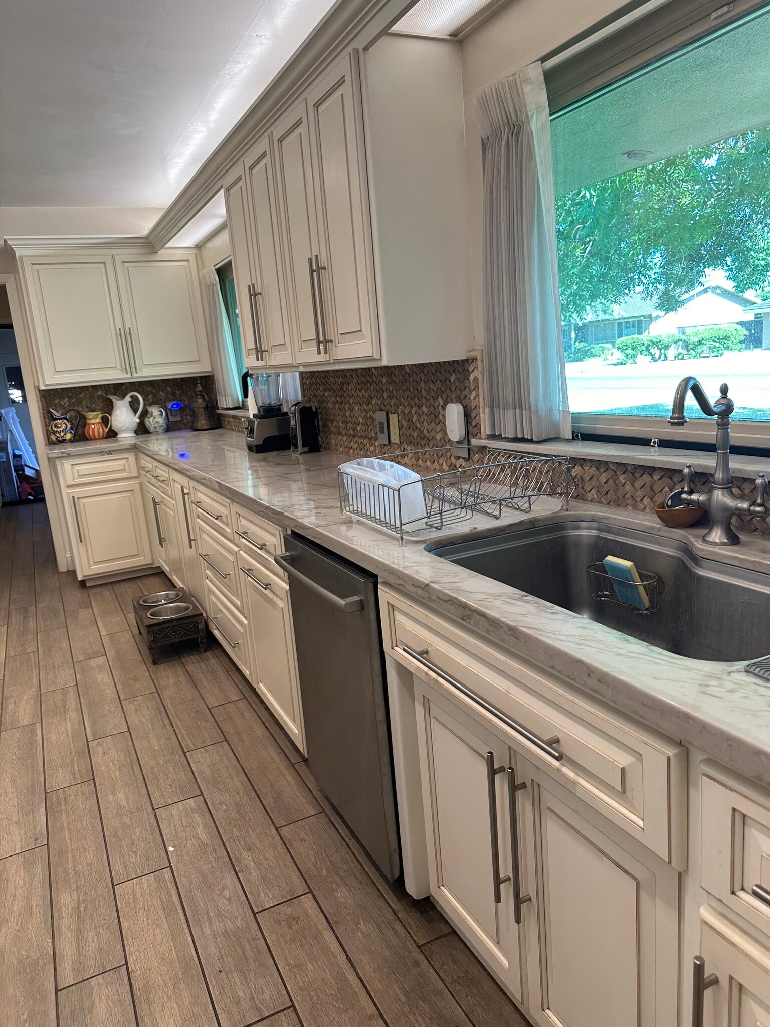 Gally style kitcken - 317 W Banbury Dr