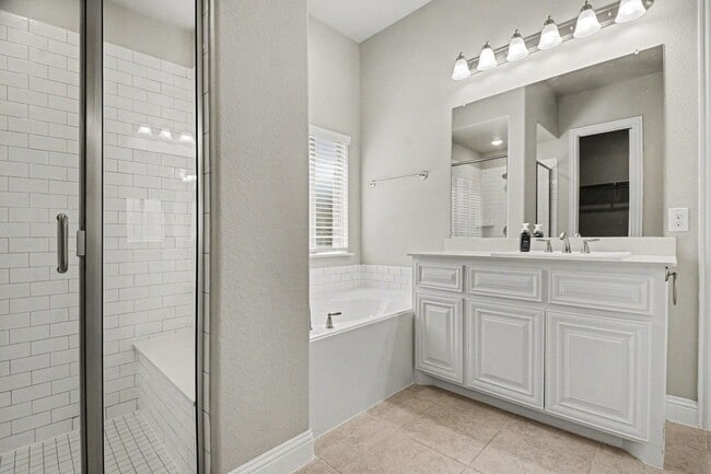Building Photo - 3323 Royal Ridge Dr