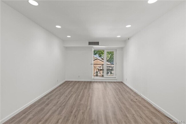 Building Photo - 501 N Barry Ave